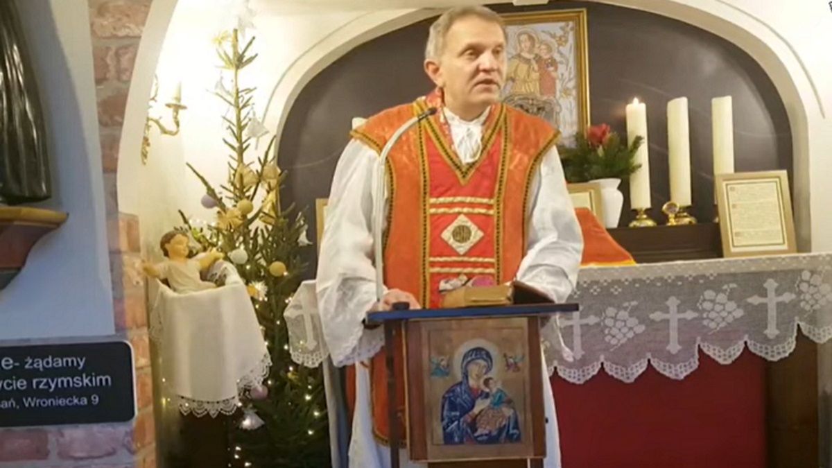 Ksiądz Michał Woźnicki zauważył, że jedna z parafianek rozmawia w trakcie mszy. Natychmiastowa reakcja
