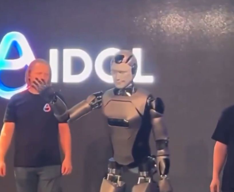 Rosyjski robot chodził jak pijany i przewrócił się na scenie. Nie najlepszy pierwszy pokaz Aldola