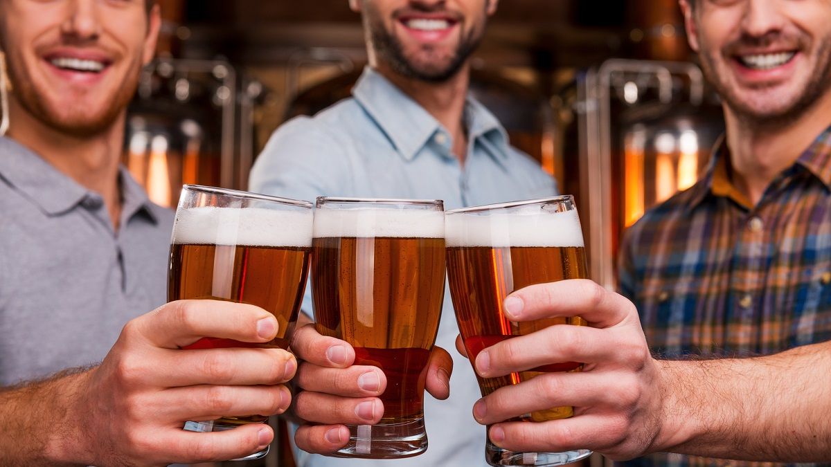 Mężczyźni z piwem w dłoniach z depositphotos