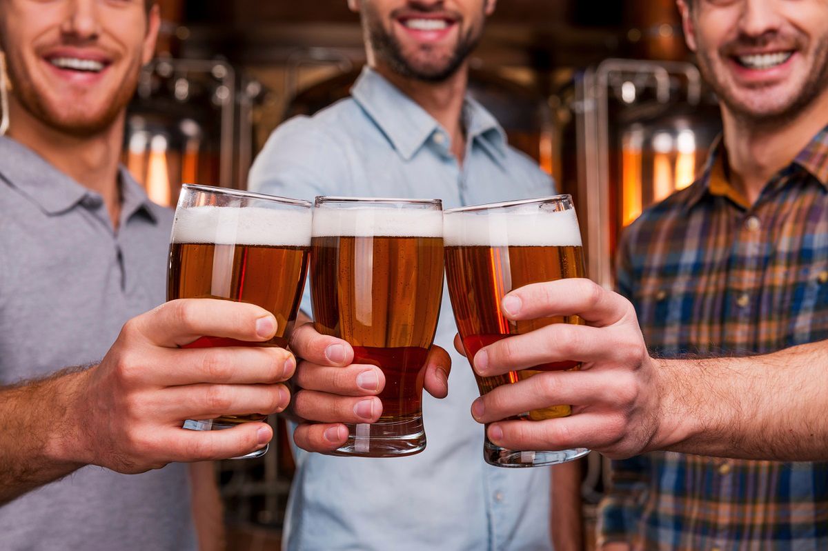 Mężczyźni z piwem w dłoniach z depositphotos