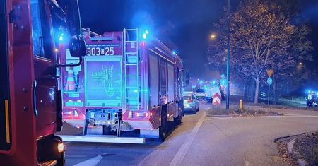 Nocny pożar przy VIVO! Lublin. 7 zastępów straży w akcji gaśniczej przy ul. Działkowej | ZDJĘCIA