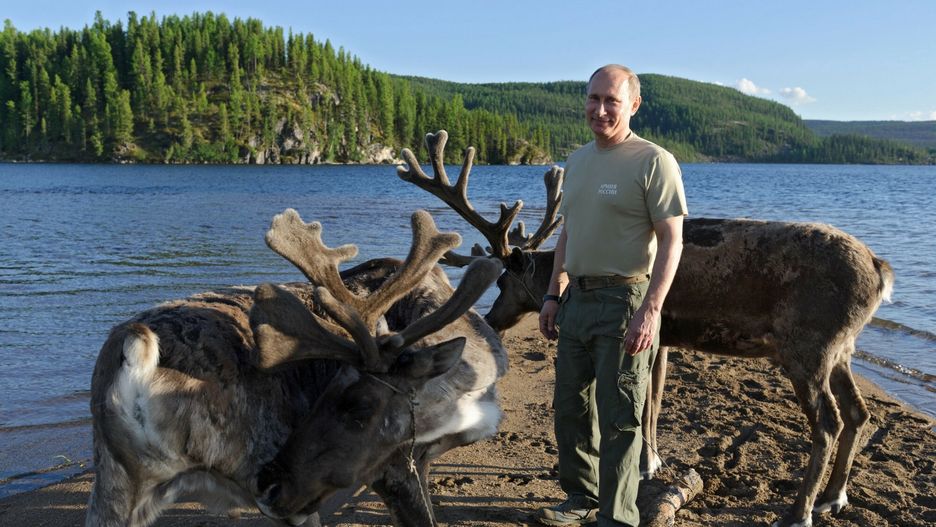 Vladimir Putin na rybachIn this photo taken on Saturday, July 20, 2013, Russian President Vladimir Putin pats deer during a mini-break in the Siberian Tyva region, Russia. (AP Photo/RIA-Novosti, Alexei Nikolsky, Presidential Press Service)RIA Novosti Kremlin