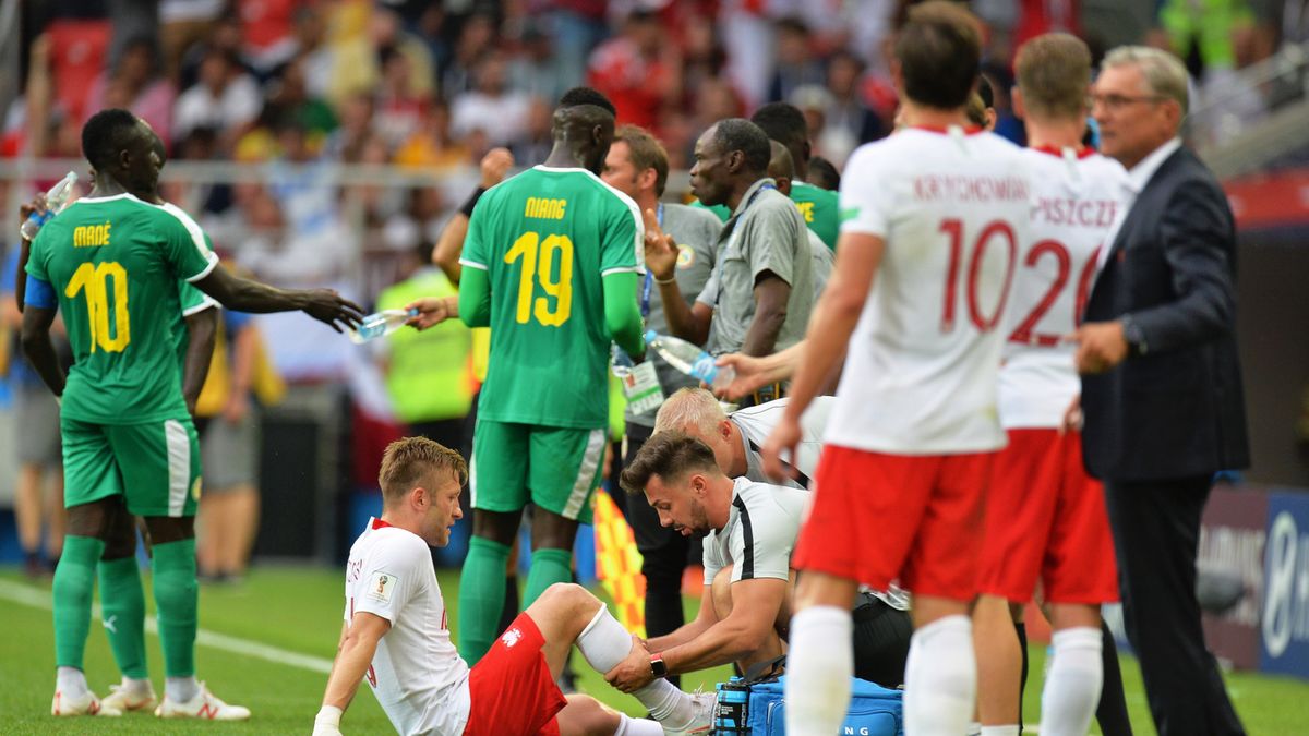 Jakub Błaszczykowski opatrywany podczas meczu z Senegalem