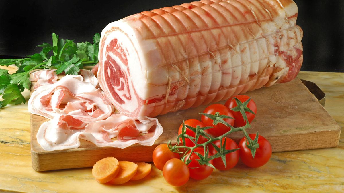 Pancetta to rodzaj dojrzewającego boczku włoskiego pochodzenia