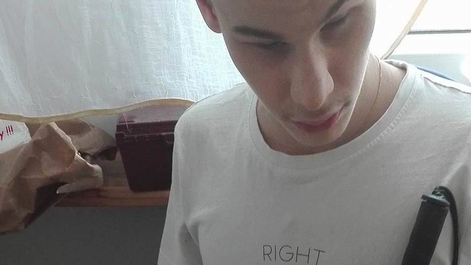 Pan Mateusz ma 22 lata. Od urodzenia nie widzi. Jego pasją jest tworzenie stron