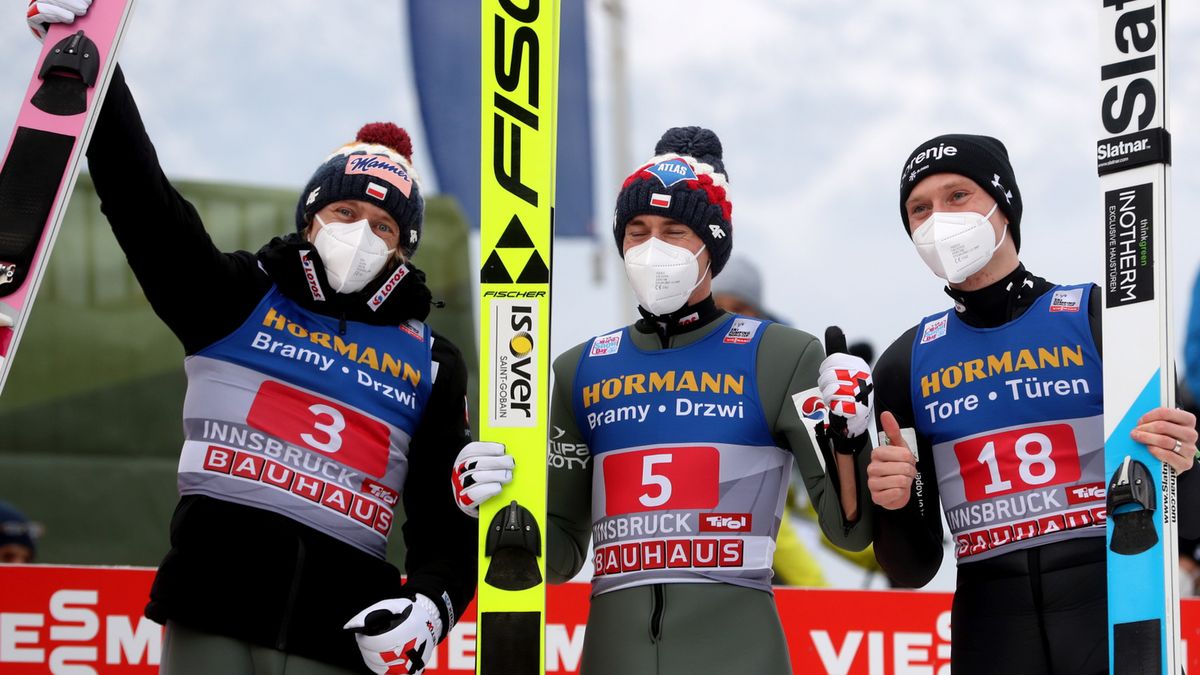 najlepsi zawodnicy trzeciego konkursu Turnieju Czterech Skoczni w skokach narciarskich - od lewej: Polacy Dawid Kubacki (3 miejsce) i Kamil Stoch (zwycięzca) oraz Anze Lanisek (2 miejsce