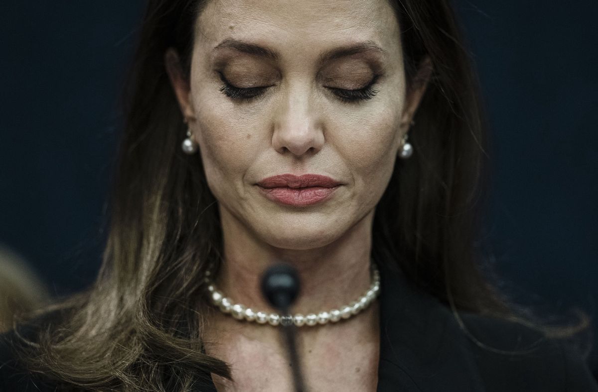 Angelina Jolie otwiera kolejny front na wojnie z Bradem Pittem