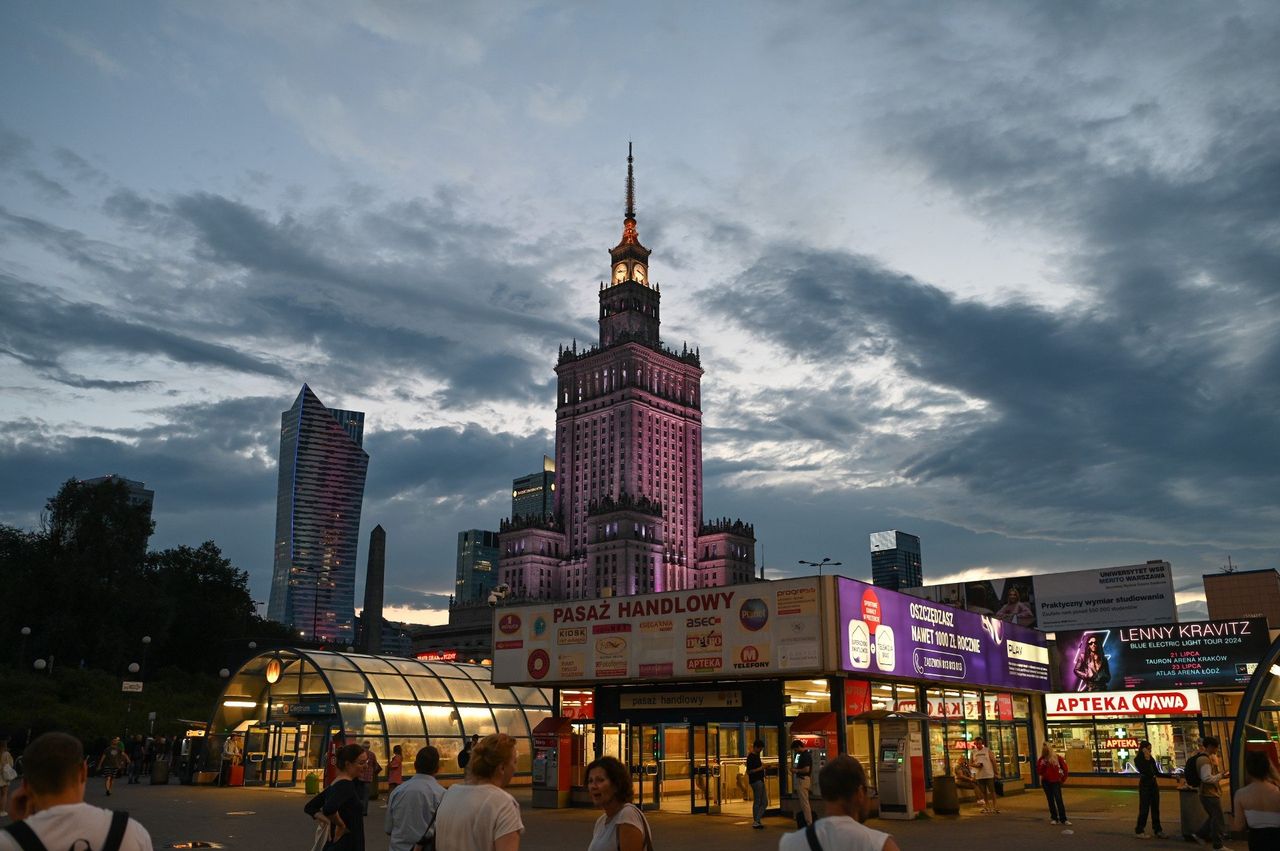 Warszawa: 70. urodziny Pałacu Kultury. Tort i nocne zwiedzanie
