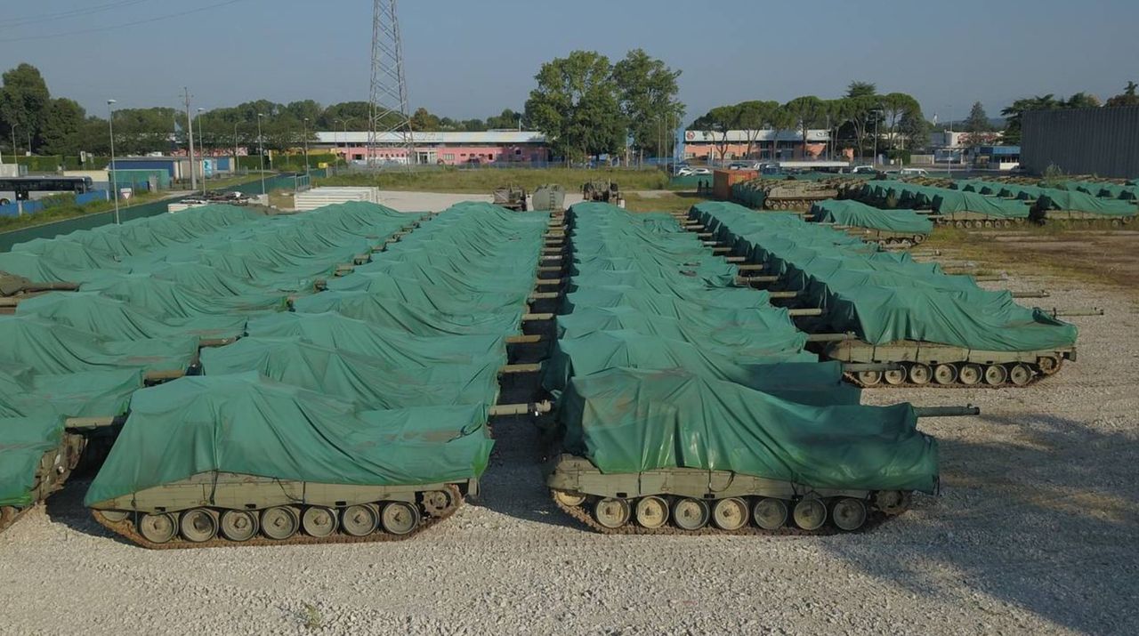Czołgi Leopard 1 stojące pod plandeką we Włoszech blokowane przez Szwajcarię. 