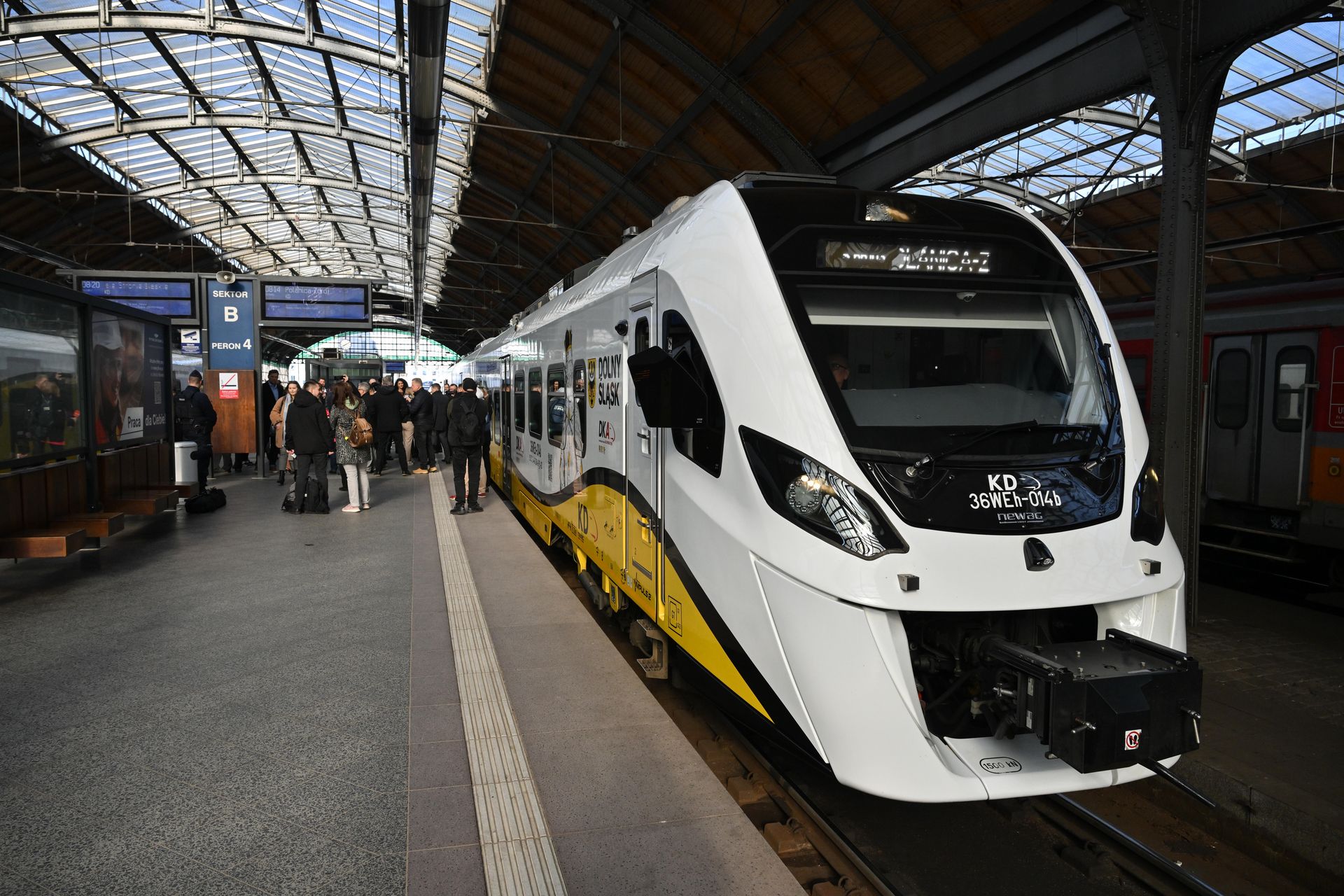 Utrudnienia na kolei w Dolnym Śląsku – opóźnienia do 100 minut po burzy
