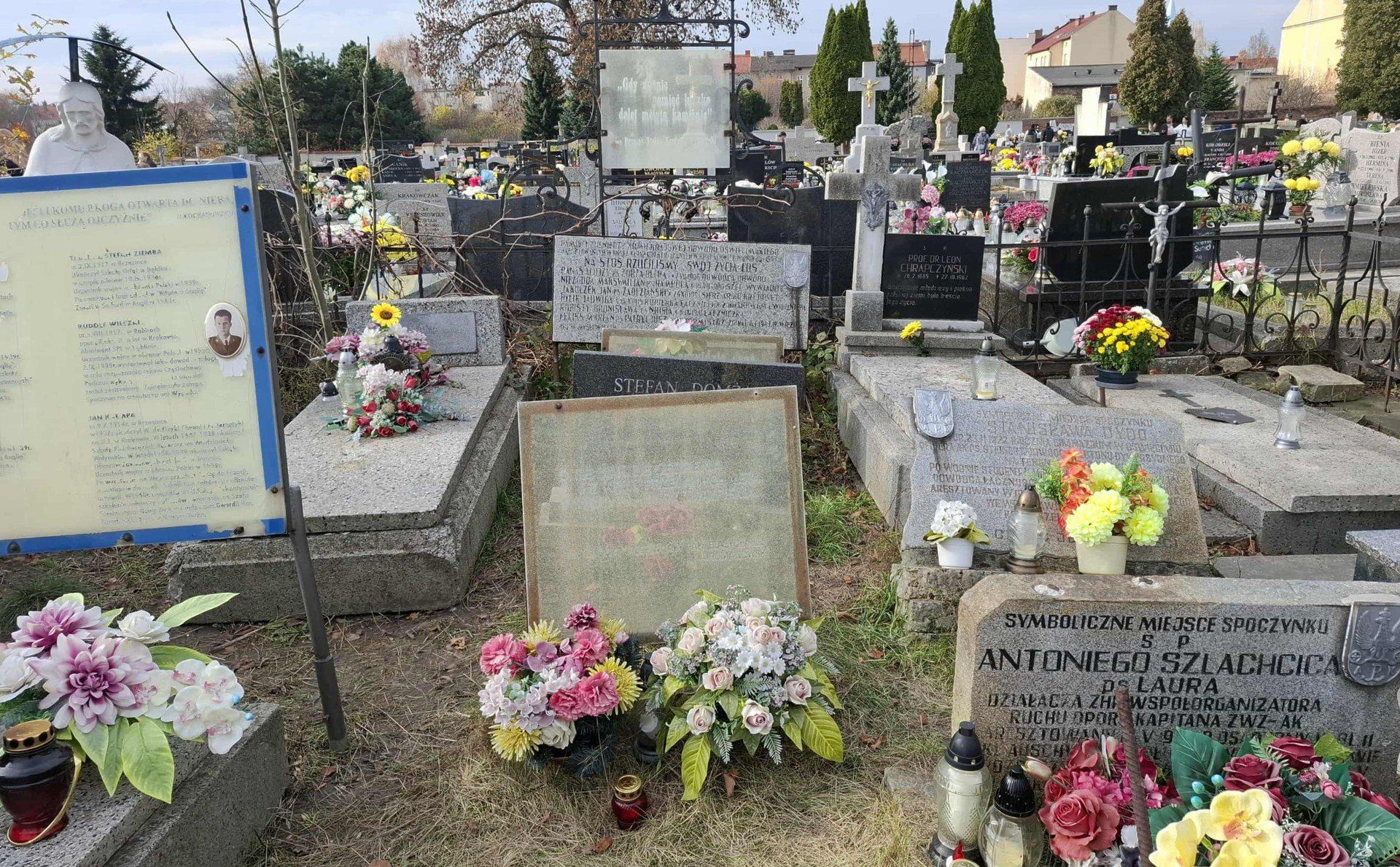 Kwatera patriotyczna na Cmentarzu Parafialnym w Oświęcimiu popada w ruinę