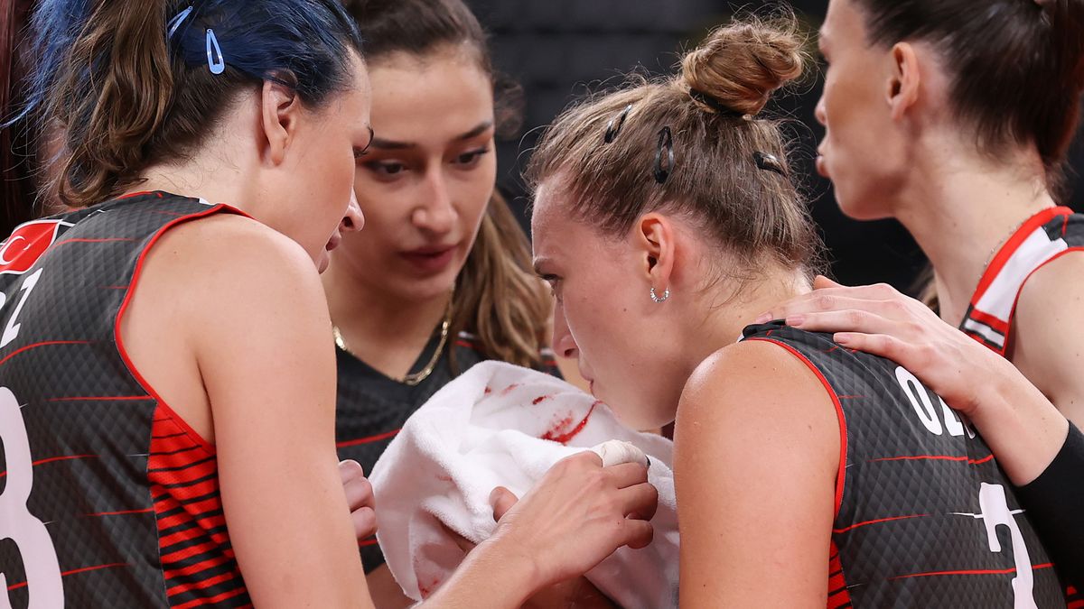 Zdjęcie okładkowe artykułu: Getty Images / Toru Hanai / Cansu Ozbay po zderzeniu z koleżanką z reprezentacji