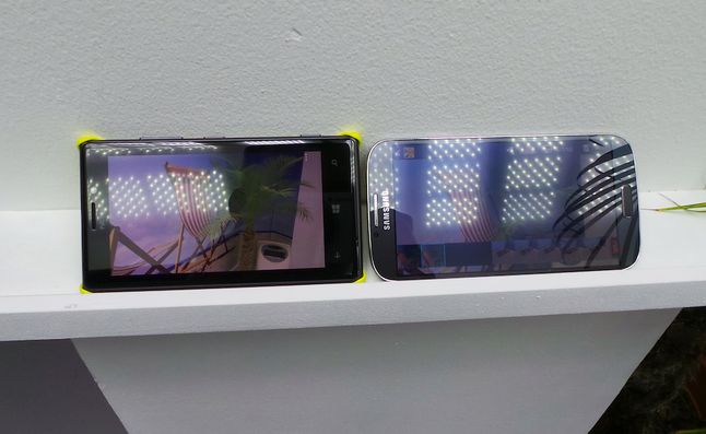 Lumia 925 vs Galaxy S 4 - widoczność ekranu w ostrym świetle
