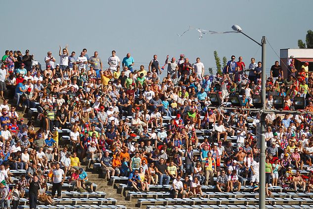 Plażowa pogoda sprawiła, że na stadionie Gdańsku było wiele wolnych miejsc