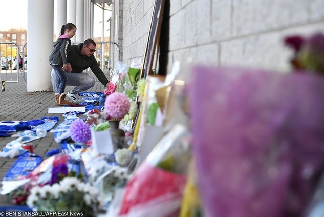 Od rana kibice przynosili kwiaty pod stadion King Power Stadium, które miały upamiętnić ofiary sobotniej katastrofy helikoptera. Fot. BEN STANSALL/AFP/East News
