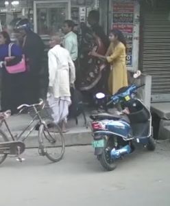 Chwile grozy na targu w Indiach. Do sieci trafiło nagranie