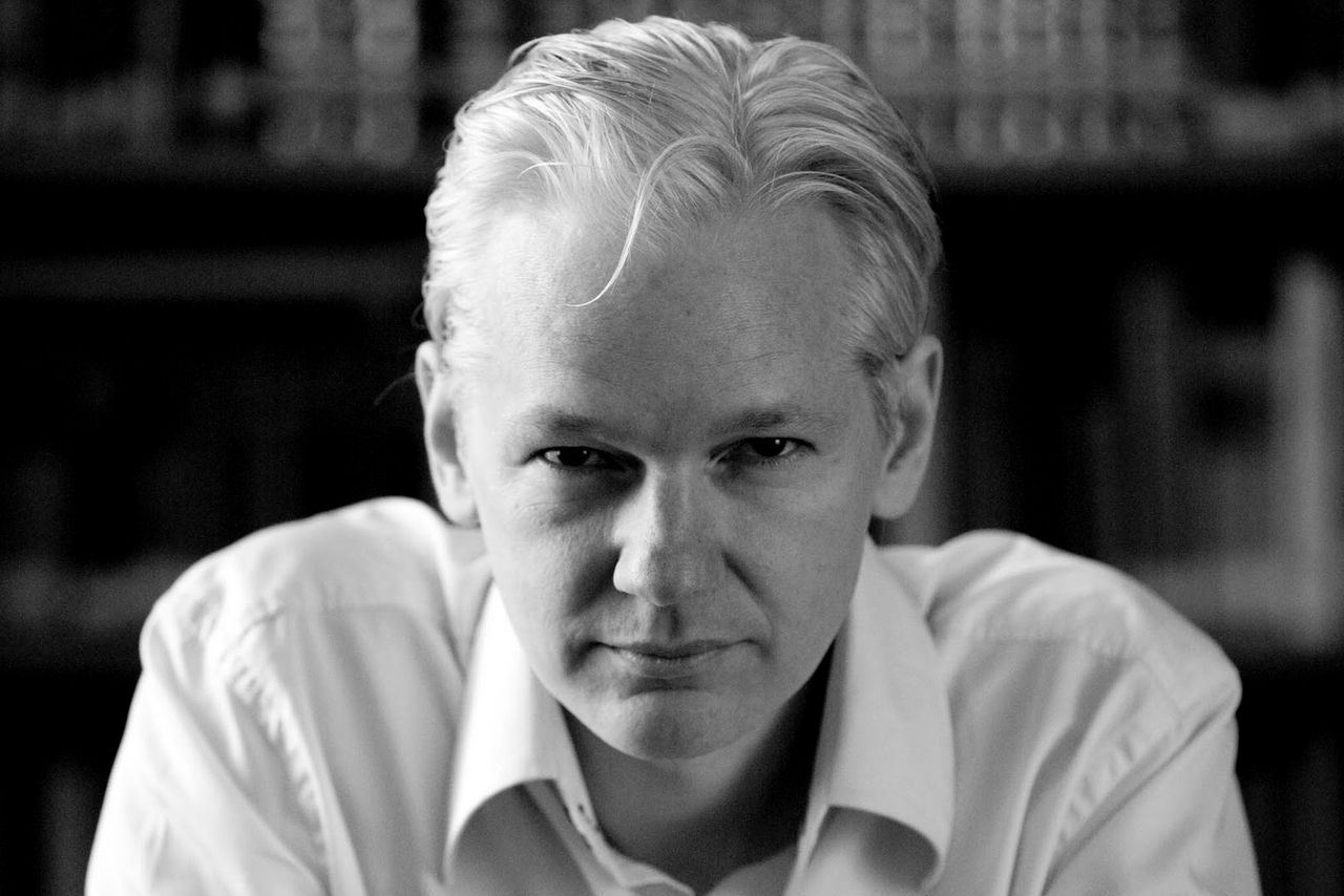 Co się stało z Julianem Assange? Wikileaks zapewnia, że żyje, ale czy można wierzyć im – i Pameli Anderson?