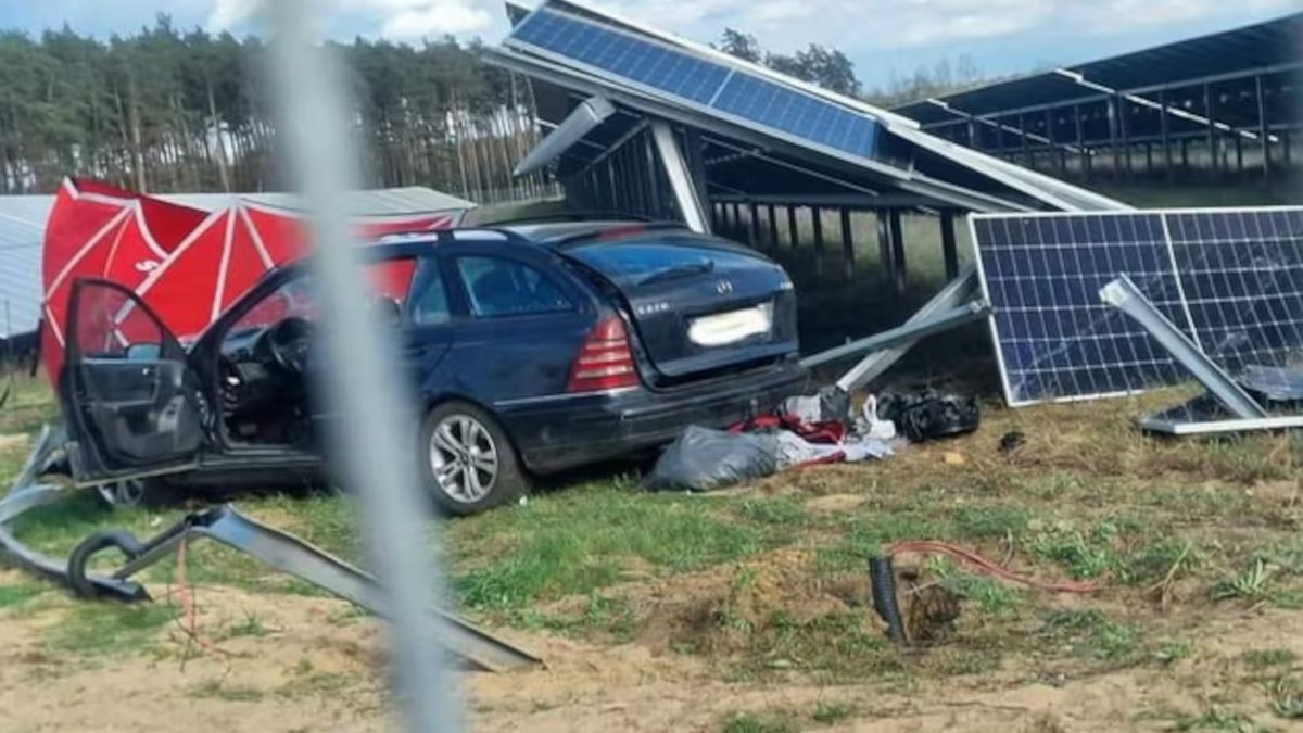 Kierowca wjechał mercedesem w elektrownię słoneczną.