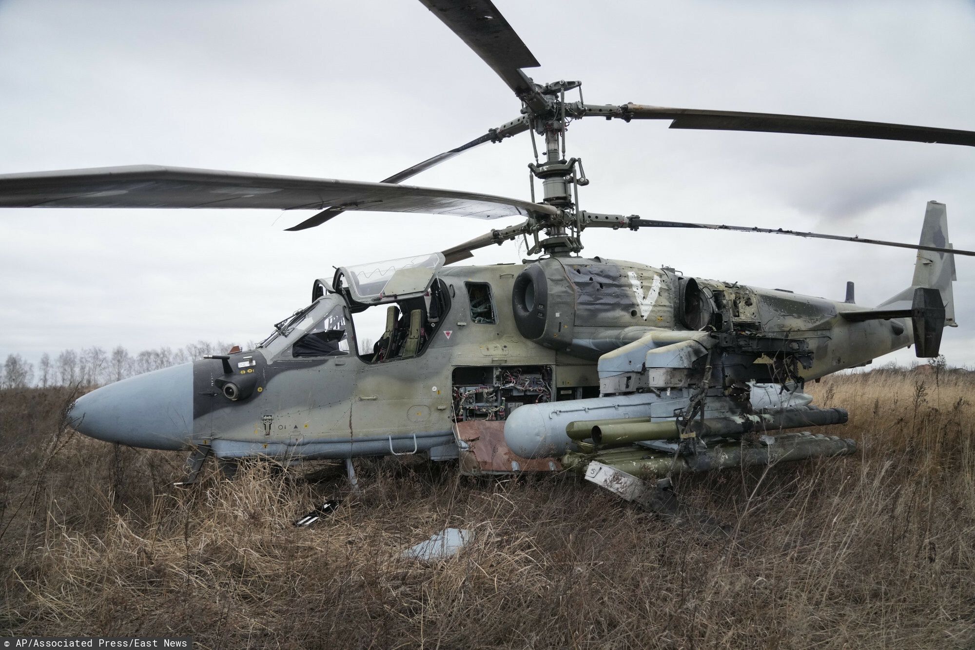 Rosyjski śmigłowiec Ka-52 na obrzeżach Kijowa w dzień rozpoczęcia wojny w Ukrainie (AP Photo/Efrem Lukatsky)AP