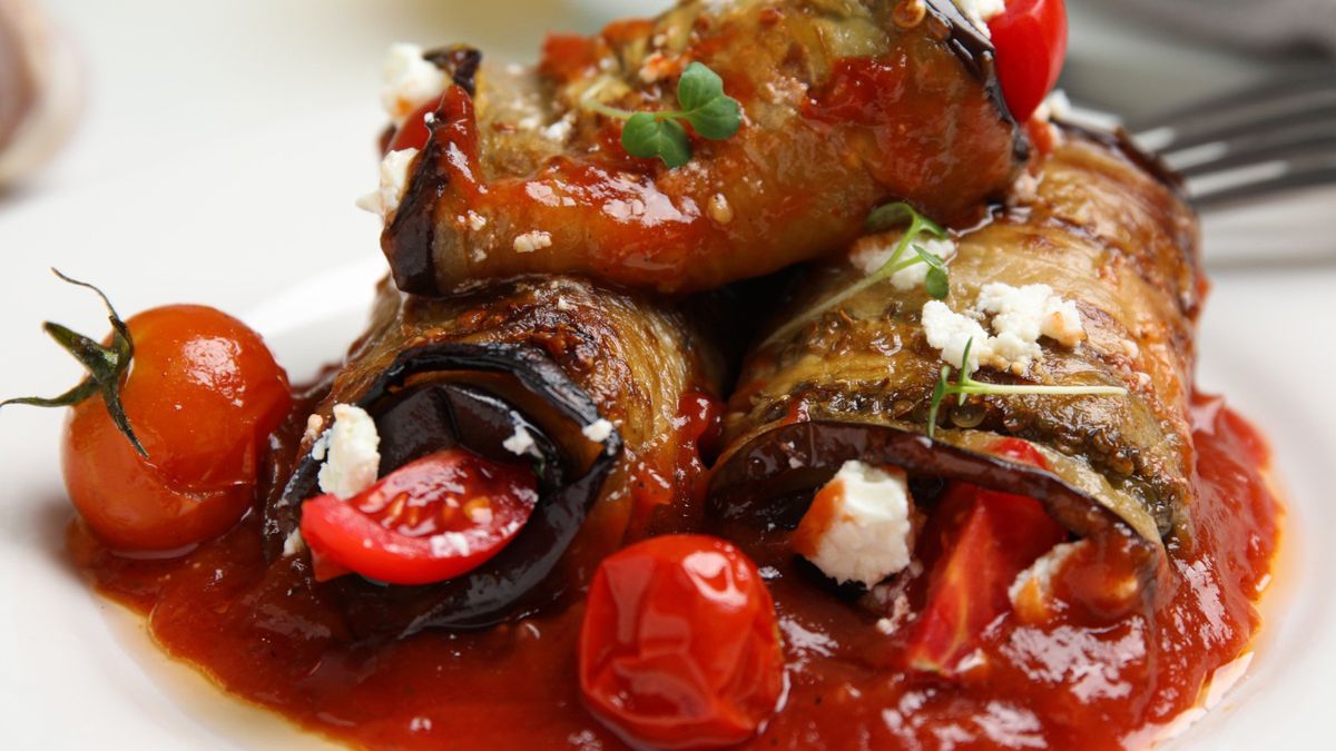 Faszerowane roladki z bakłażana w sosie