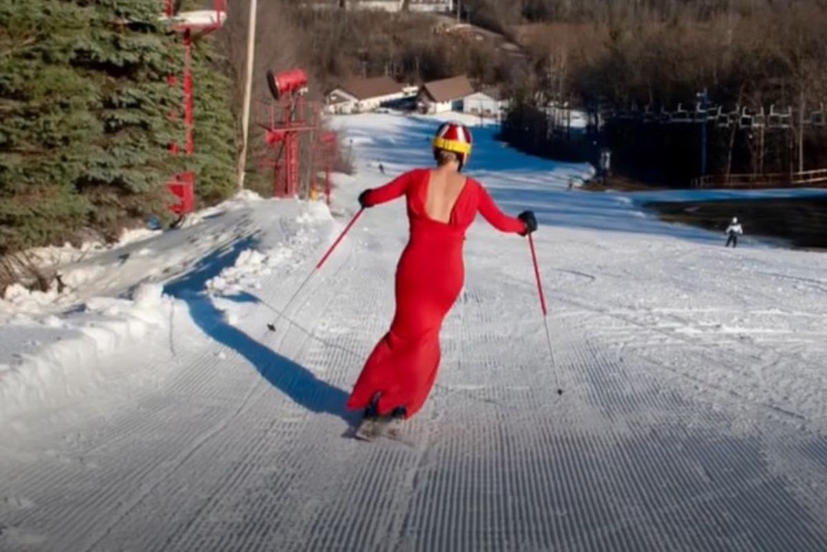 Zjechała na nartach... w sukience 