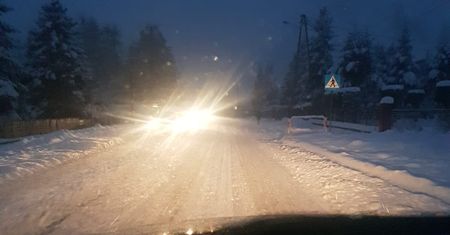 Nastolatka poszkodowana na pasach. Kierowca mazdy nie wyhamował na śniegu
