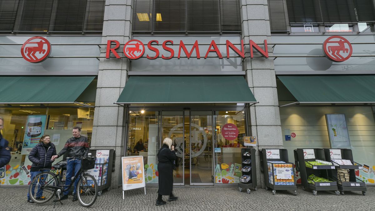 Rossmann drugstore, branch, Friedrichstrasse, Mitte, Berlin, Germany. (Photo by: Bildagentur-online/Schoening/Universal Images Group via Getty Images)