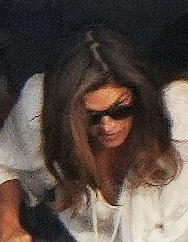 George i Amal Clooney wysiadają z prywatnego samolotu we Francji