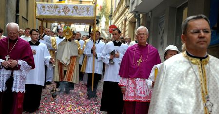 Ulicami polskich miast przejdą dziś procesje