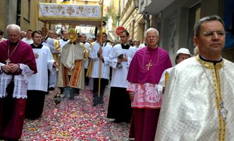 Ulicami polskich miast przejdą dziś procesje