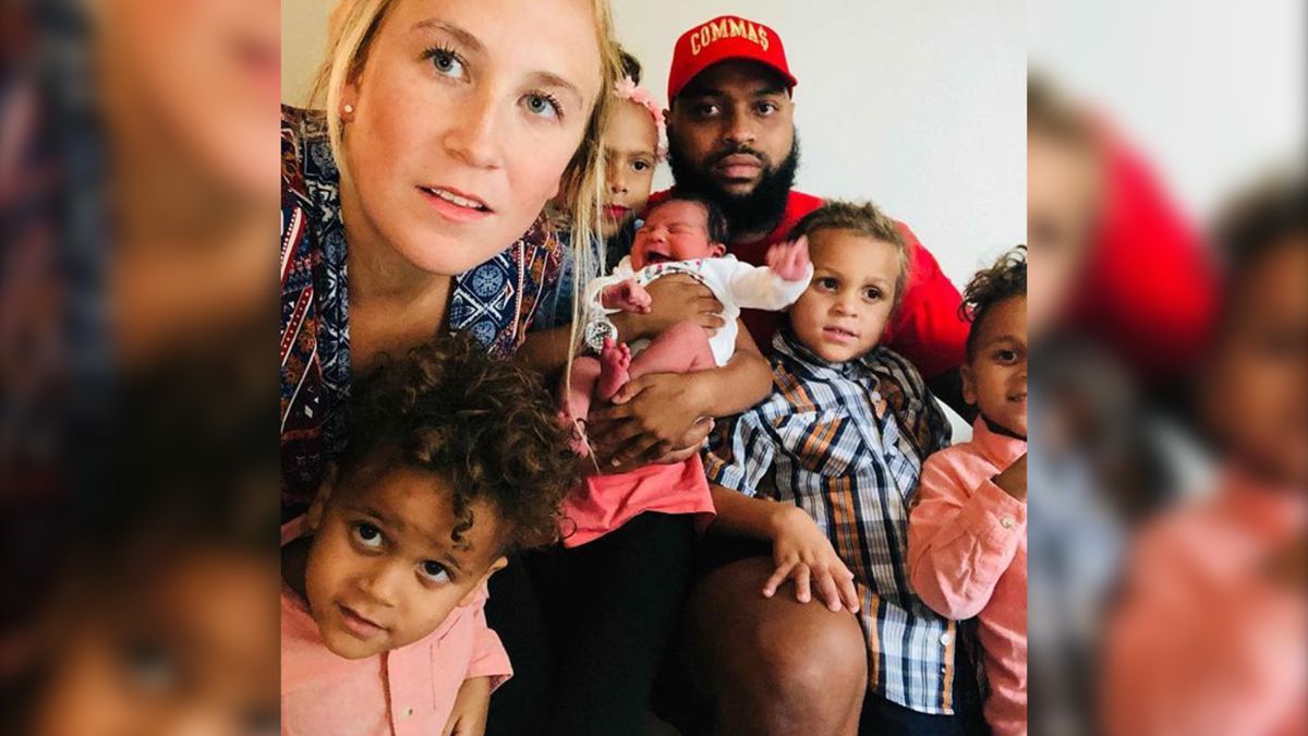 kobieta urodziła w aucie