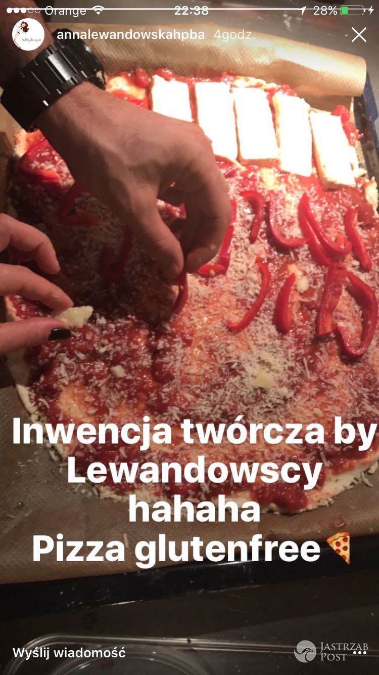 Anna Lewandowska i Robert Lewandowski robią pizzę