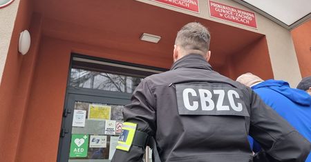 Funkcjonariusze CBZC zatrzymali 7 osób podejrzanych o oszustwa przy sprzedaży  samochodów  w internecie.