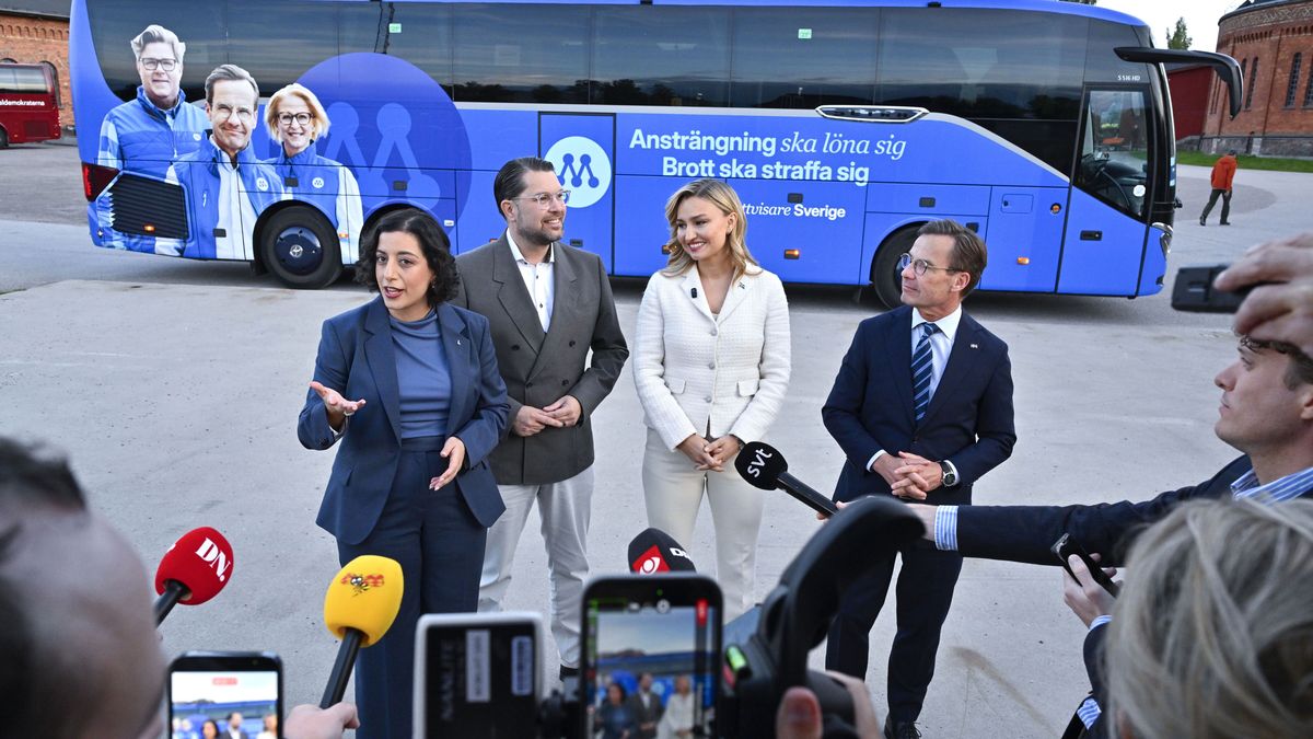 '(L-R) The Liberals leader Simona Mohamsson, Sweden Democrats' leader Jimmie Akesson, Christian Democrats' leader Ebba Busch and Moderate Party leader and Prime Minister Ulf Kristersson speak to the media as they arrive for the Swedish Television (SVT)'s final election debate in Gavle, Sweden, 11 September 2026. Sweden will hold general elections on 13 September to elect members of its parliament, the Riksdag. EPA/ANDERS WIKLUND SWEDEN OUT Dostawca: PAP/EPA.