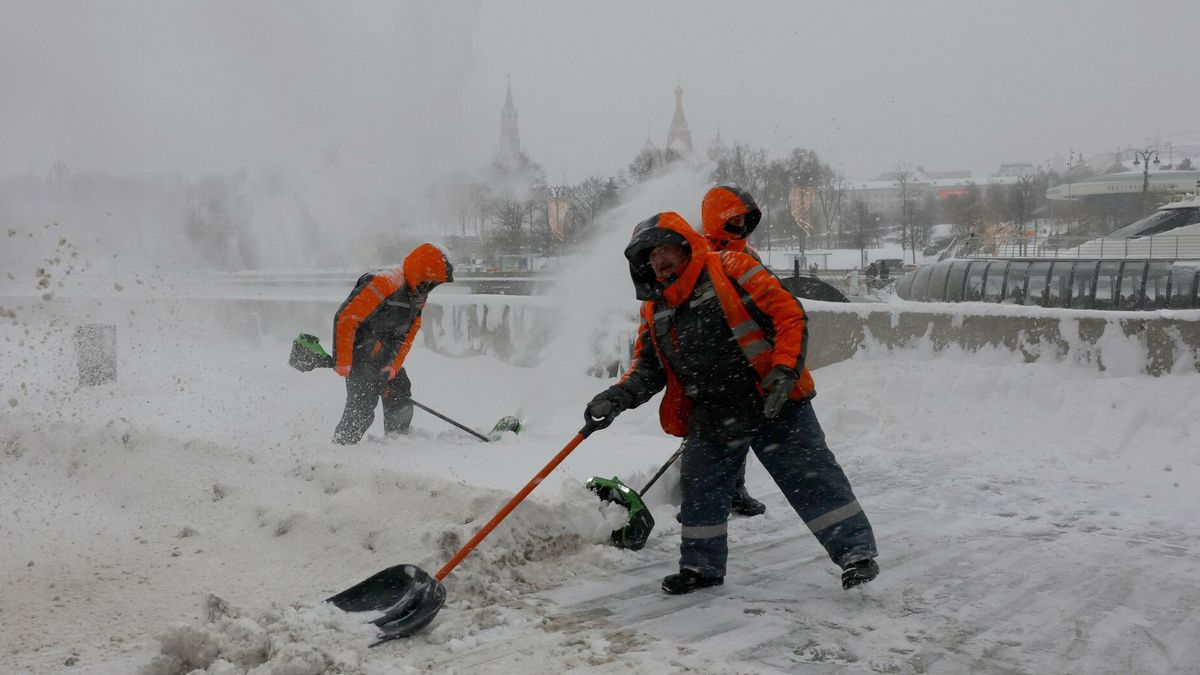 Archiwum zagraniczne East News 2026-01Communal workers clear snow from a street in central Moscow on January 9, 2026. (Photo by TATYANA MAKEYEVA / AFP)TATYANA MAKEYEVA