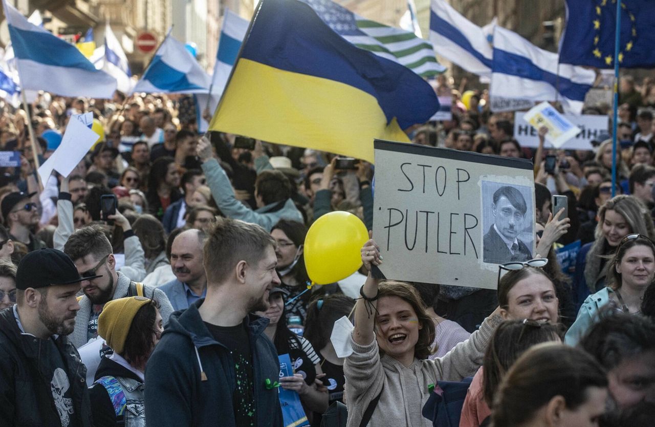 Rosjanie w Pradze przeciwko Putinowi. Zmienili rosyjską flagę 