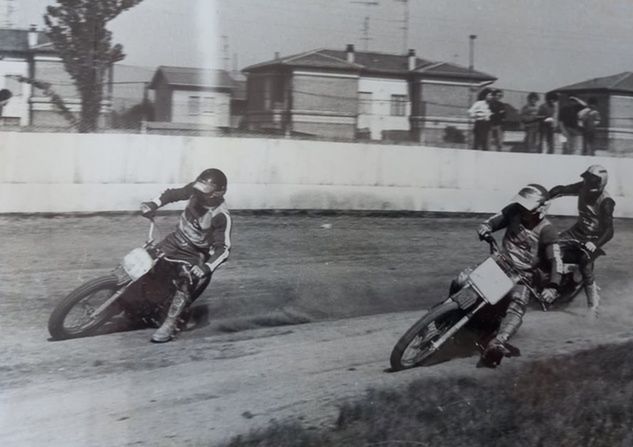 Flat Track we Włoszech. Bergantino, sezon 1982. Prowadzi Paolo Salvatelli, atakuje Ugo Cavalli, z tyłu przygląda się Bruno Montalbini