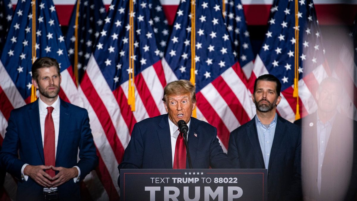 Getty Images / Al Drago/Bloomberg / Na zdjęciu: Z przodu Donald Trump, z tyłu jego synowie Eric Trump i Donald Trump jr.