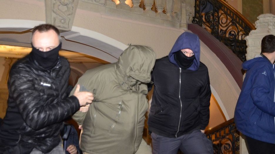 Ordynator usłyszał zarzuty przyjęcia co najmniej 80 tys. złotych łapówek, a także poplecznictwa i poświadczania nieprawdy w dokumentacji medycznej.