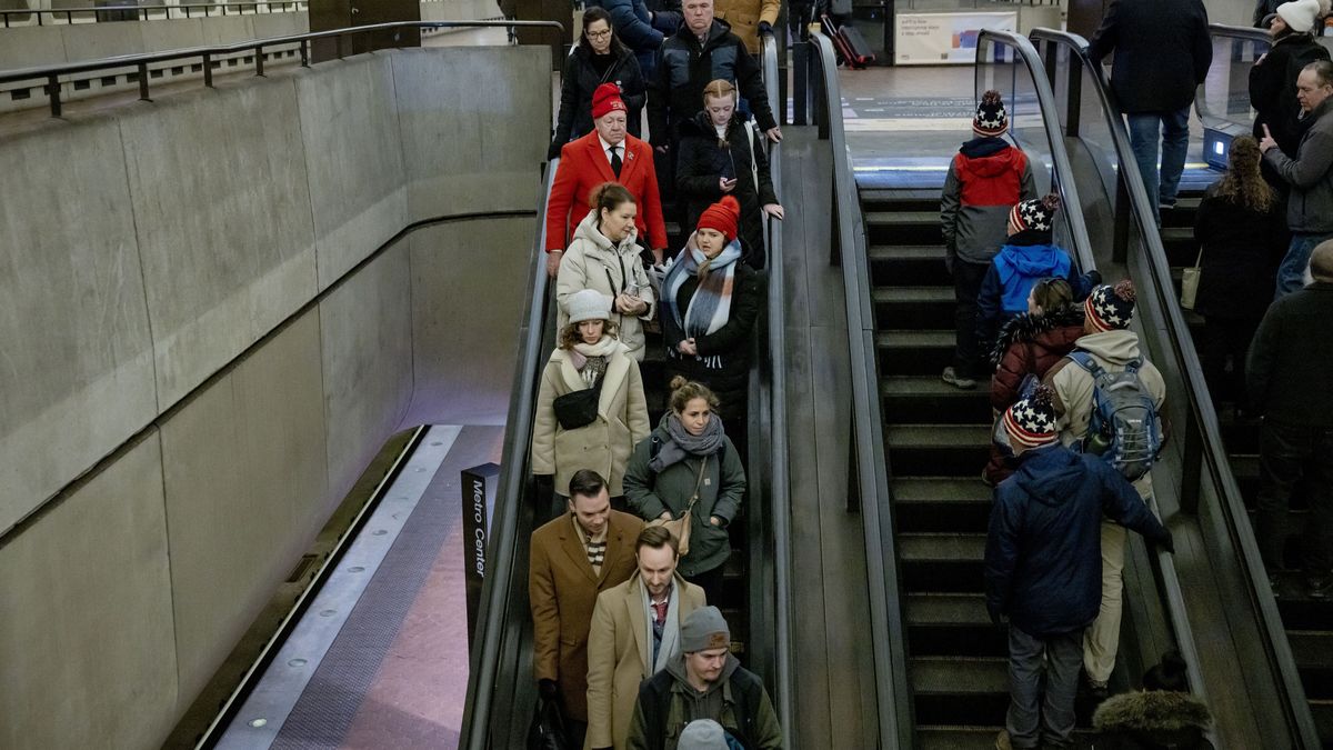 People crowd the Washington Metropolitan Area Transit Authority's Metro Center Metro station during inauguration ceremonies for US President-elect Donald Trump in Washington, DC, USA, 20 January 2025. Trump, who defeated Kamala Harris, will be sworn in as the 47th president of the United States, though the planned outdoor ceremonies and events have been cancelled due to a forecast of extreme cold temperatures. EPA/ANNA ROSE LAYDEN Dostawca: PAP/EPA.