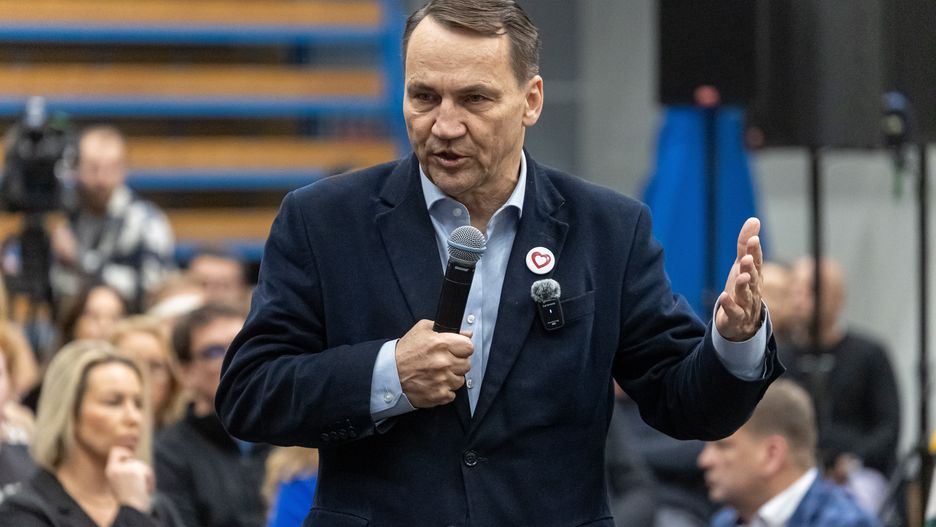 Rokietnica, 16.11.2024. Minister spraw zagranicznych Radosław Sikorski podczas otwartego spotkania z mieszkańcami w Rokietnicy, 16 bm. (mr) PAP/Paweł Jaskółka