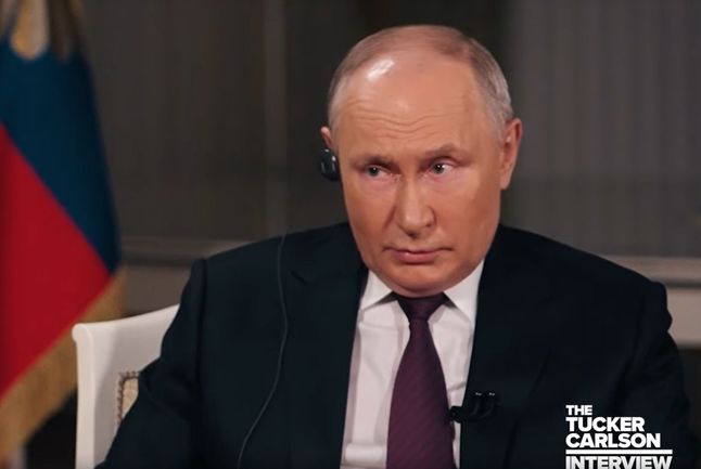 Putin udzielający wywiady amerykańskiemu dziennikarzowi Tuckerowi Carlsonowi.