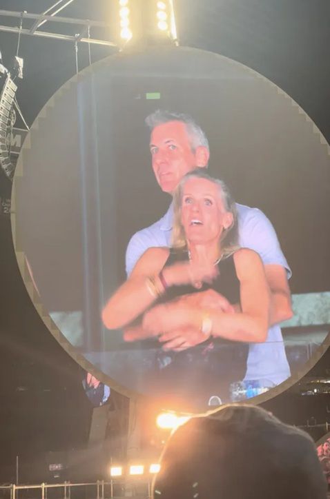 Para z koncertu Coldplay usunęła profile na Linkedin