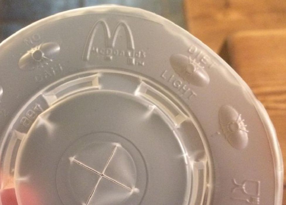 Pracownik McDonald's ujawnia sekret. Chodzi o pokrywki do napojów