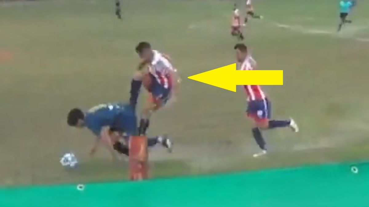 Zdjęcie okładkowe artykułu: Twitter / Na zdjęciu: skandaliczny faul podczas meczu w Paragwaju