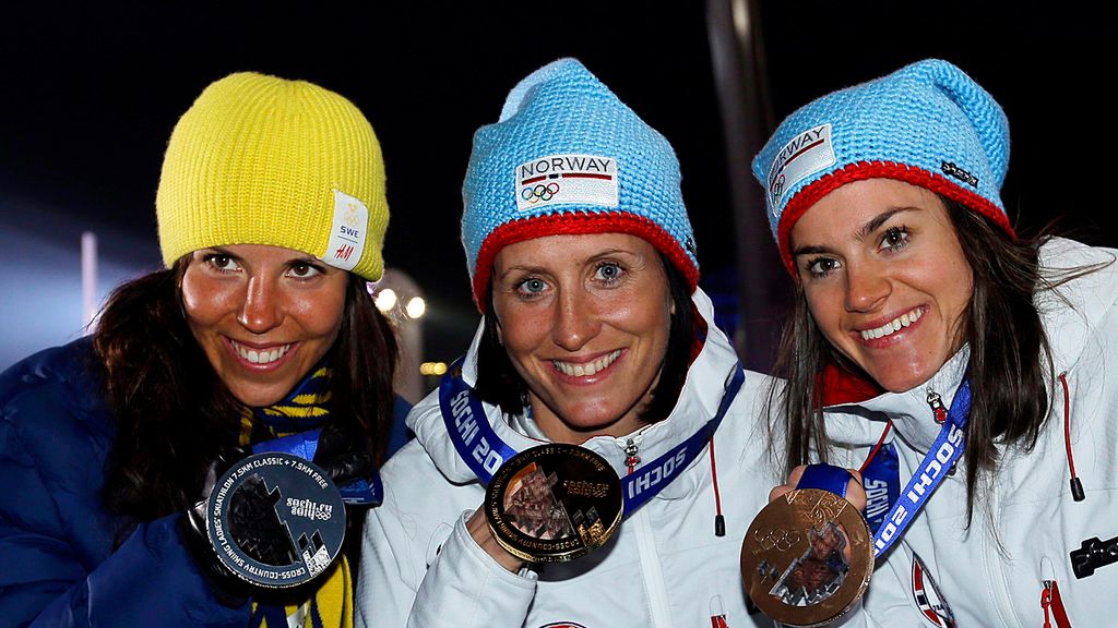 Getty Images / Morry Gash / Na zdjęciu od lewej: Charlotte Kalla, Marit Bjoergen i Heidi Weng