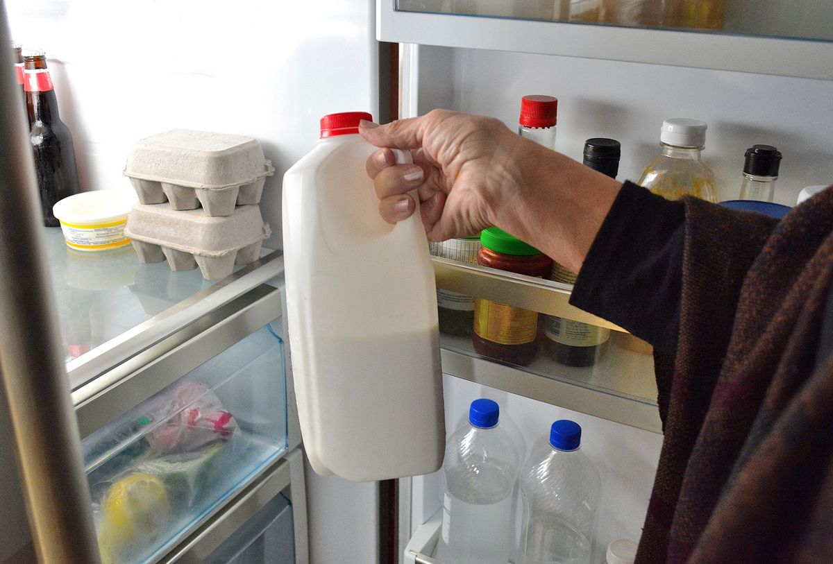 Mleka lepiej nie trzymać na półce na drzwiach lodówki
