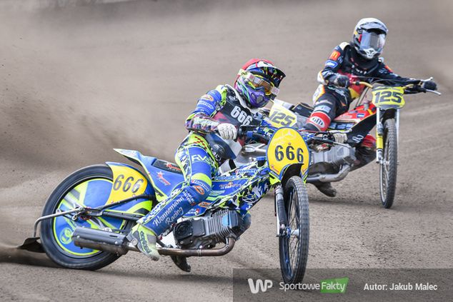 Romano Hummel w kasku czerwonym