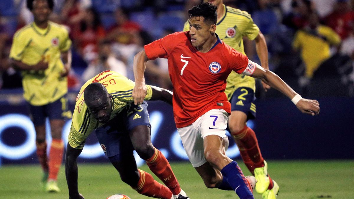 PAP/EPA / Juan Carlos Cardenas / Na zdjęciu: Alexis Sanchez (z prawej)