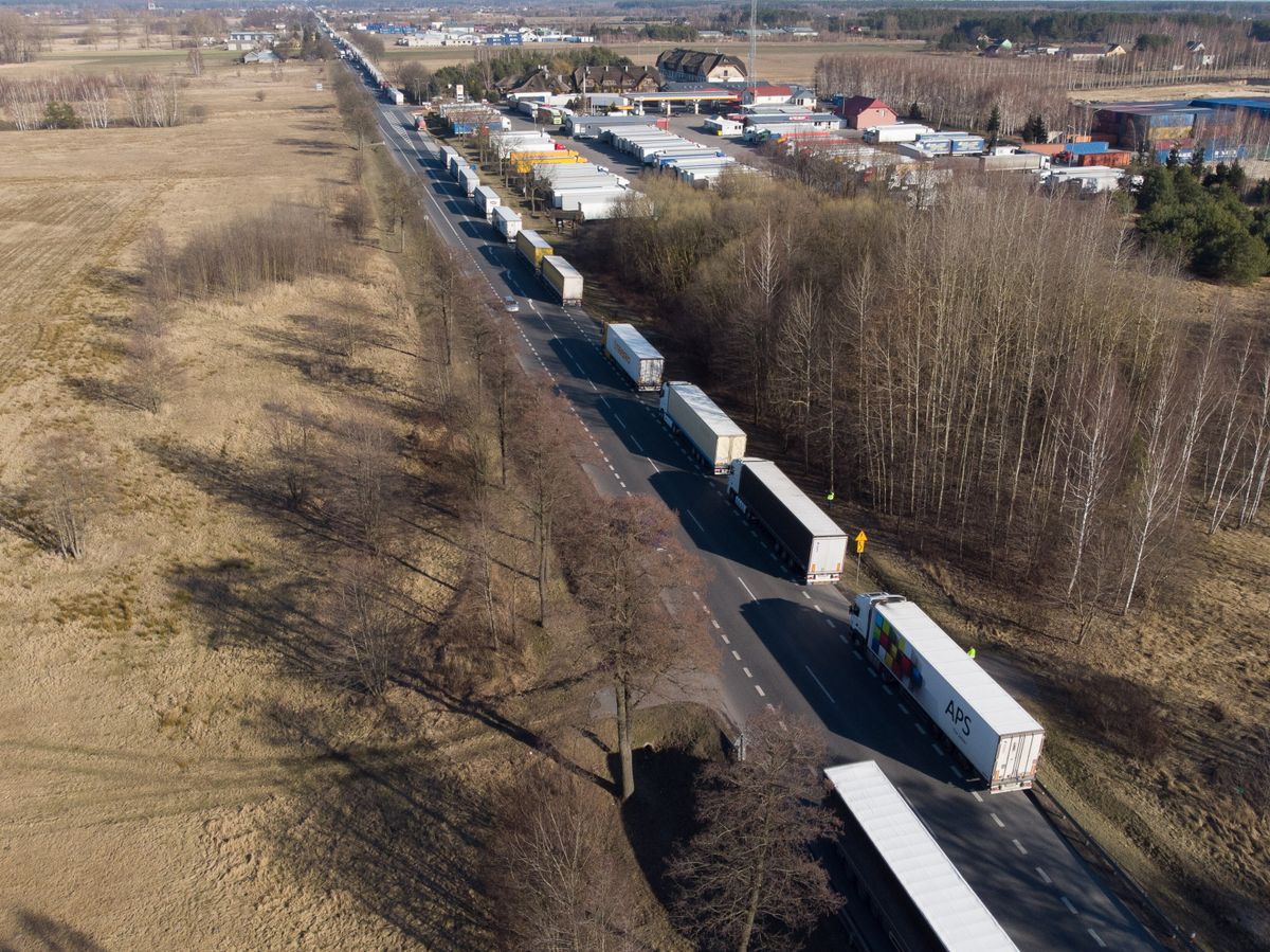 14 marca, protest przeciwko transportowi towarów do Rosji i Białorusi, kolejka ciężarówek do polsko-białoruskiego przejścia granicznego w Koroszczynie 